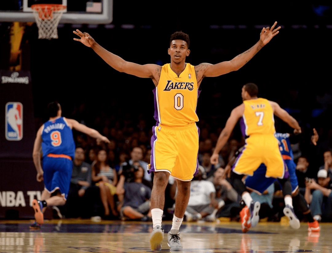 主裁先示意 主裁先示意